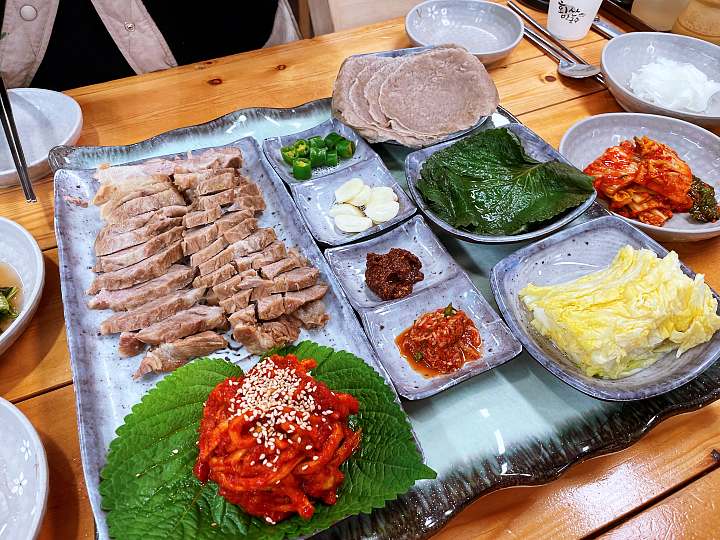 백반기행 신소율 편 흑돼지보쌈 비빔막국수 수육 코다리막국수 고기국수 원주 맛집 소개