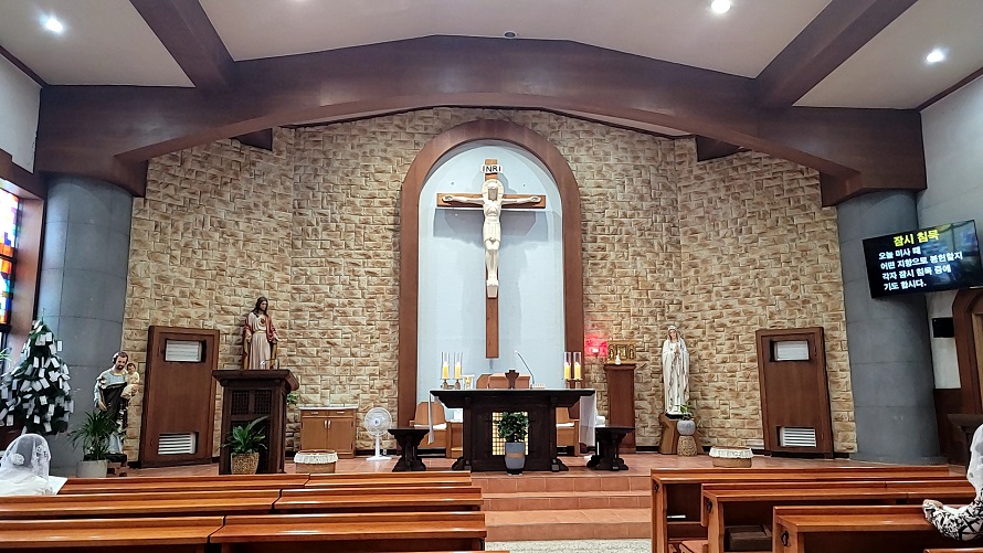 부산 동항성당 성전 안 제대, 제단, 십자고상