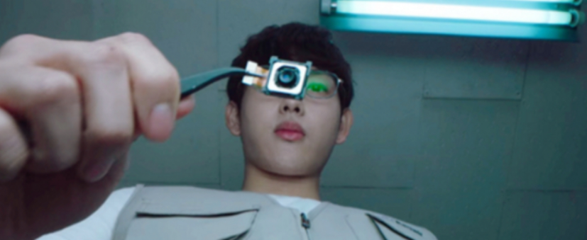 나미의 핸드폰을 해킹하는 준영