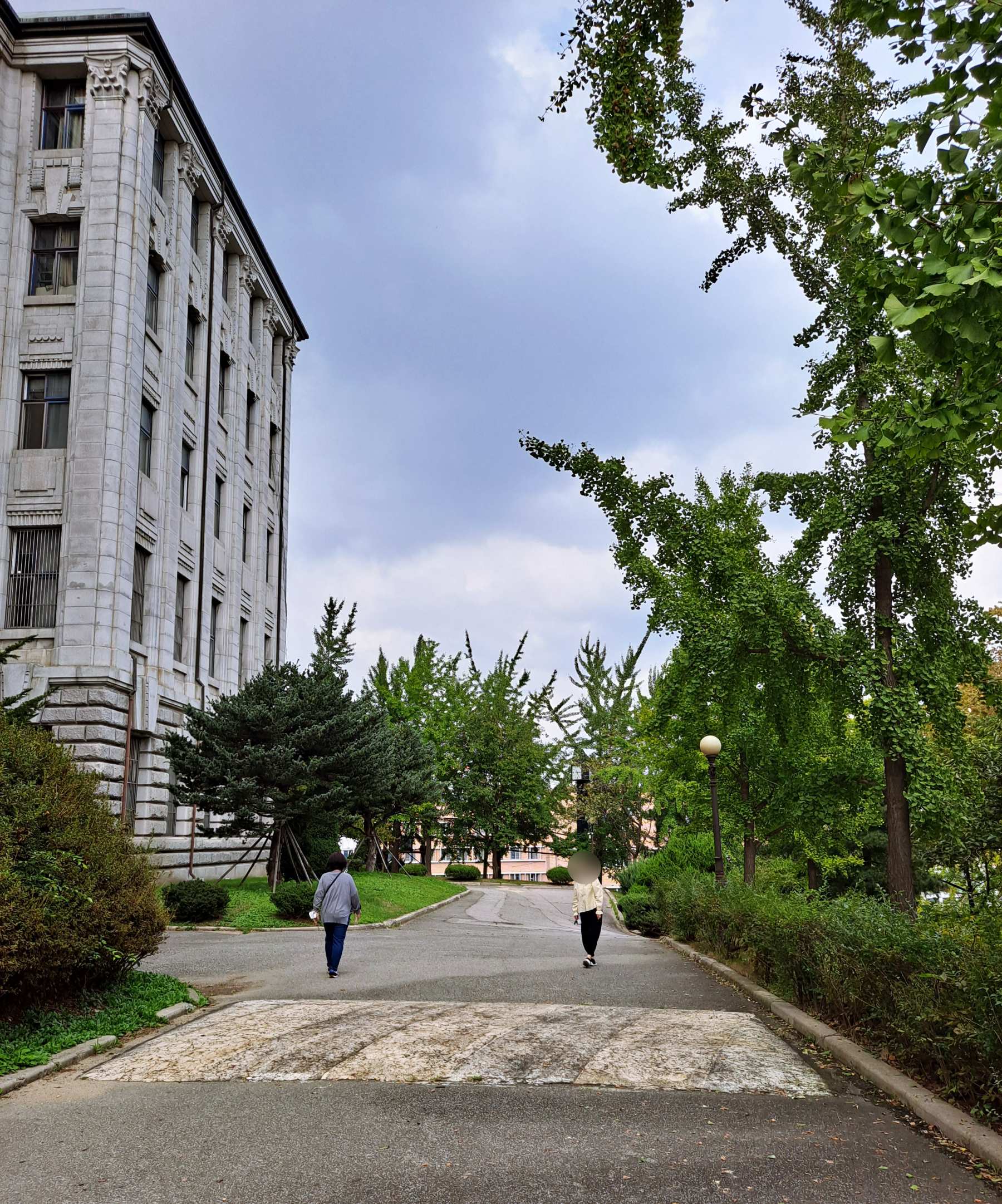 인천대학교 성리관 앞길