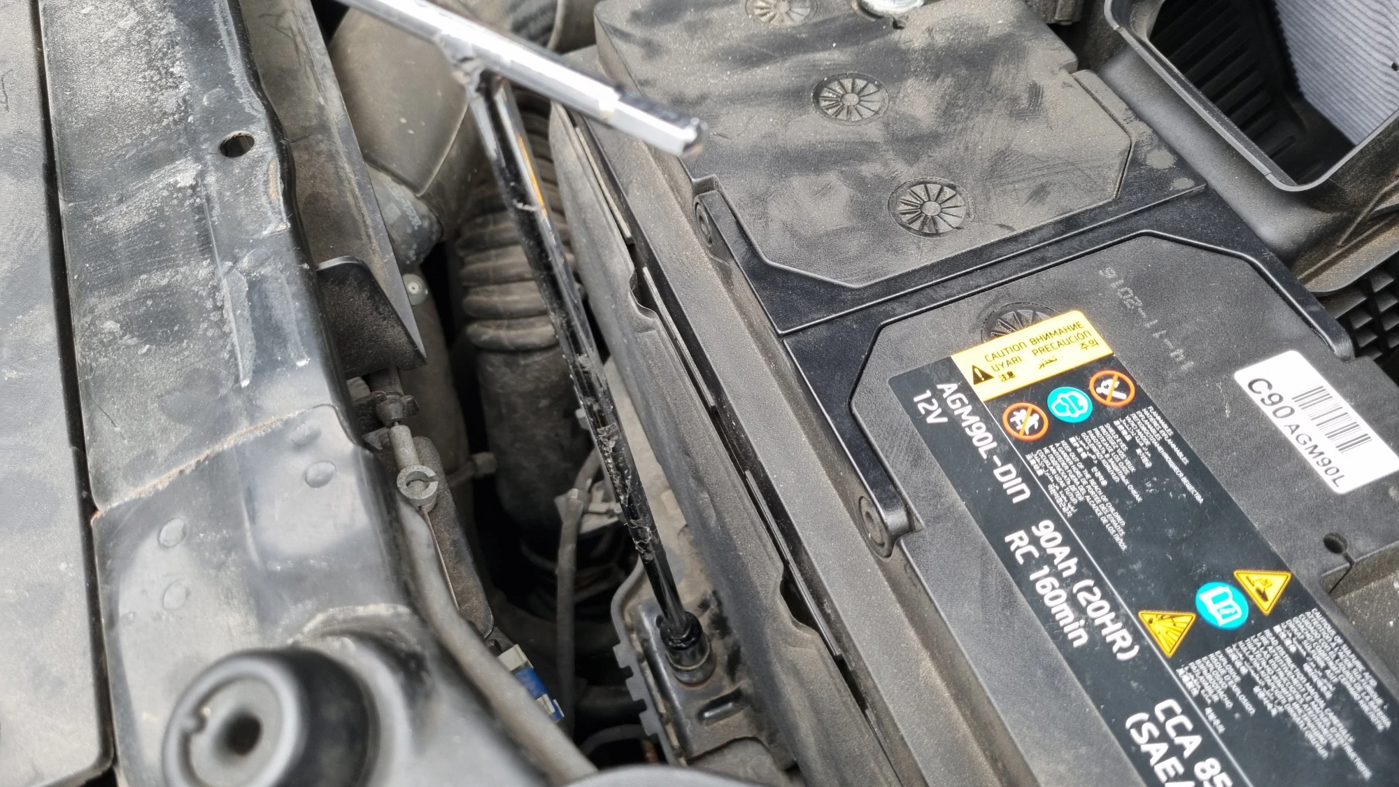 배터리 고정 볼트 푸는 모습