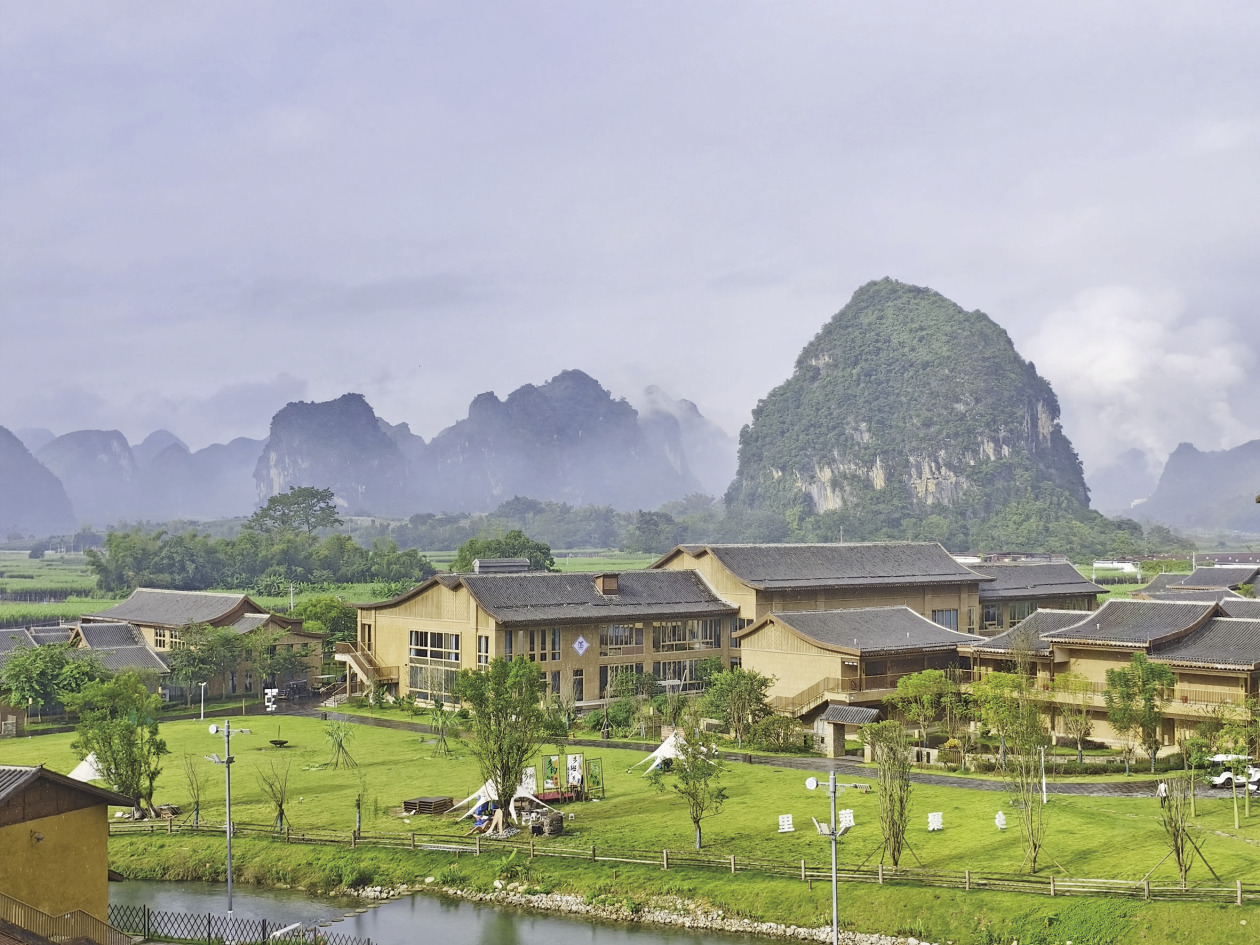 🌄 아침 햇살 속의 우의관(友谊关) &mdash; 국경선 위에서 만나는 열린 중국