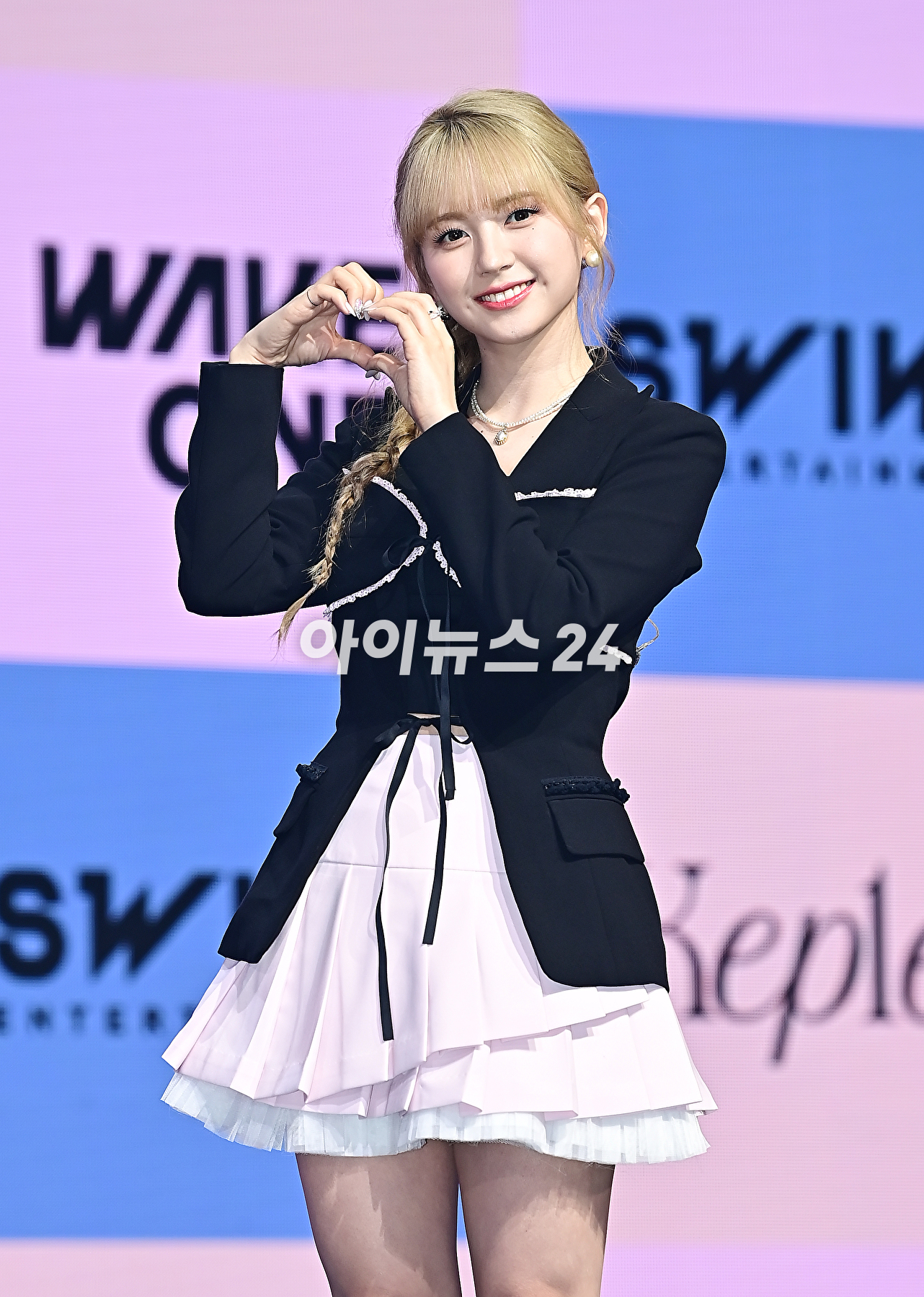 걸그룹 케플러(Kep1er) 마시로가 25일 오후 서울 광진구 예스24 라이브홀에서 열린 다섯 번째 미니앨범 &#39;Magic Hour&#39; 쇼케이스에서 포토타임을 갖고 있다. [사진=곽영래 기자]