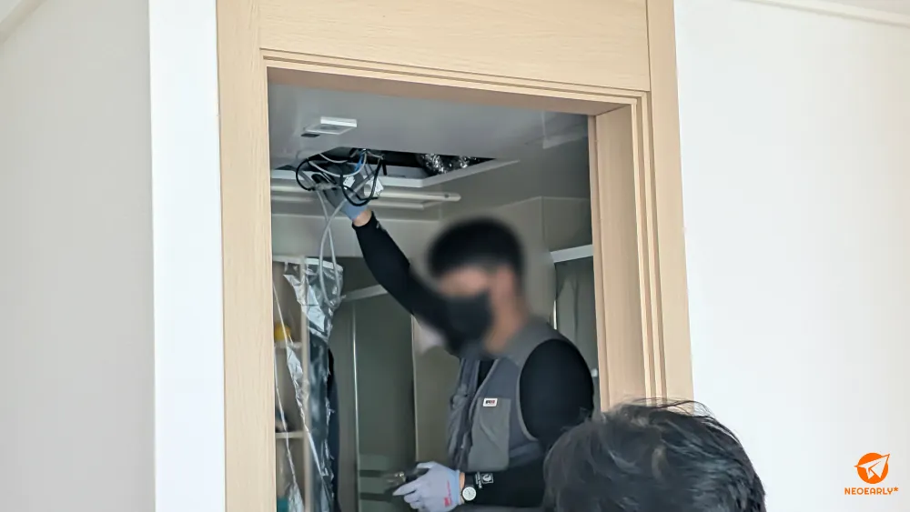 저희 집은 천장의 상시 전원을 활용해 LG 바스에어에 전원을 공급하게 작업하시더군요.