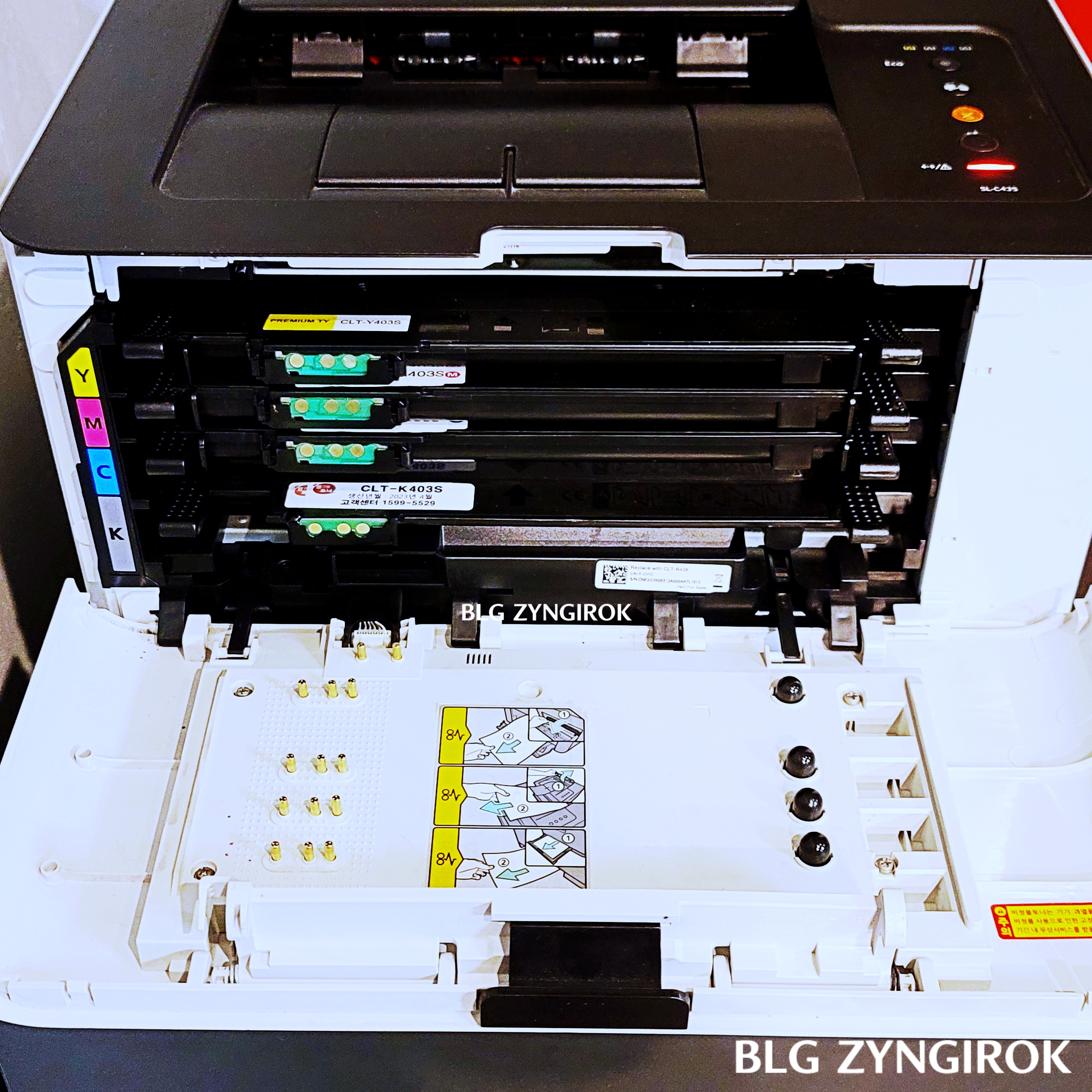 프린터 정면을 연 모습이다.