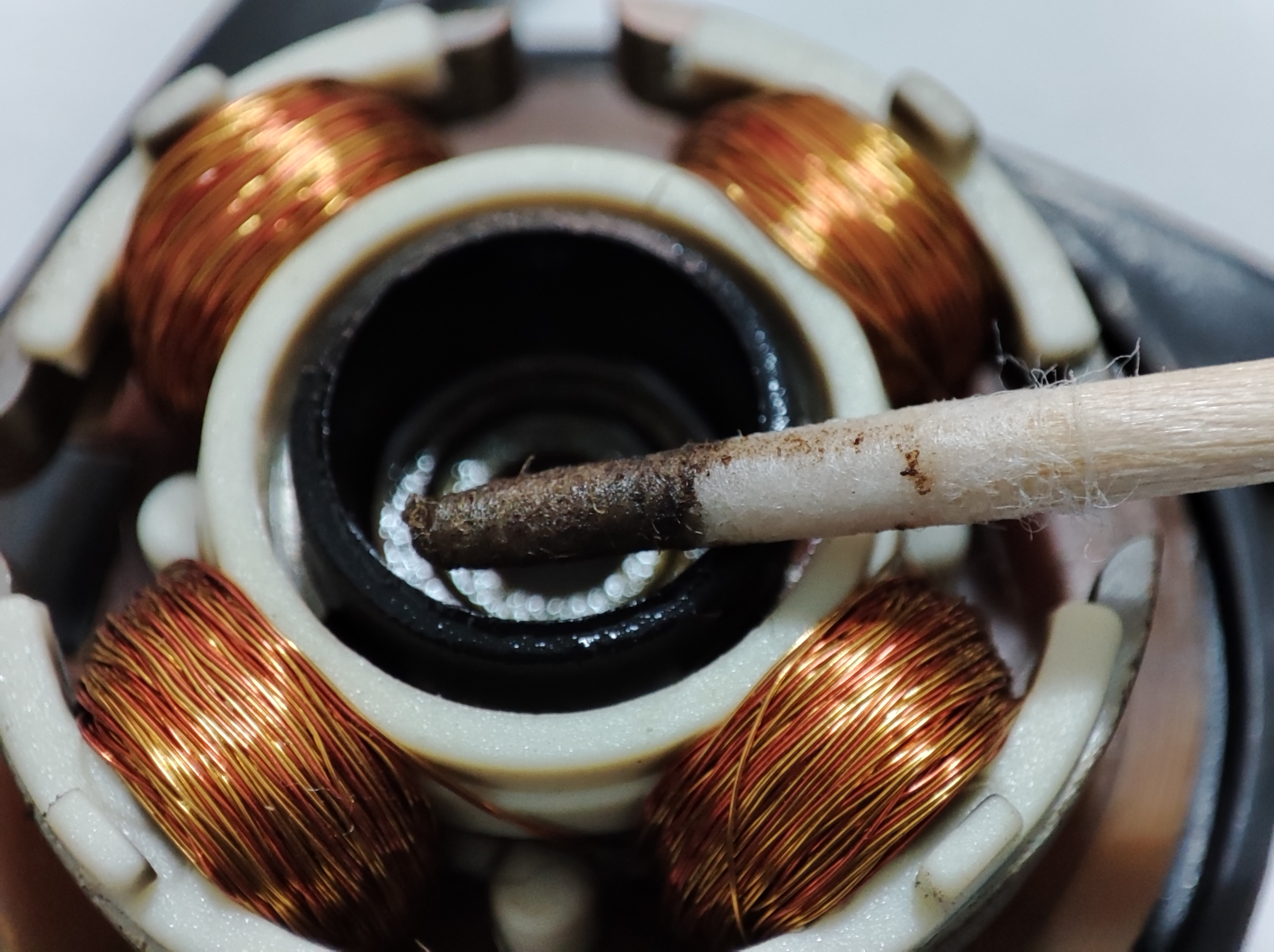 기름때를 닦아내고 있습니다.