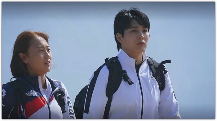 운동복-차림의-두-여성