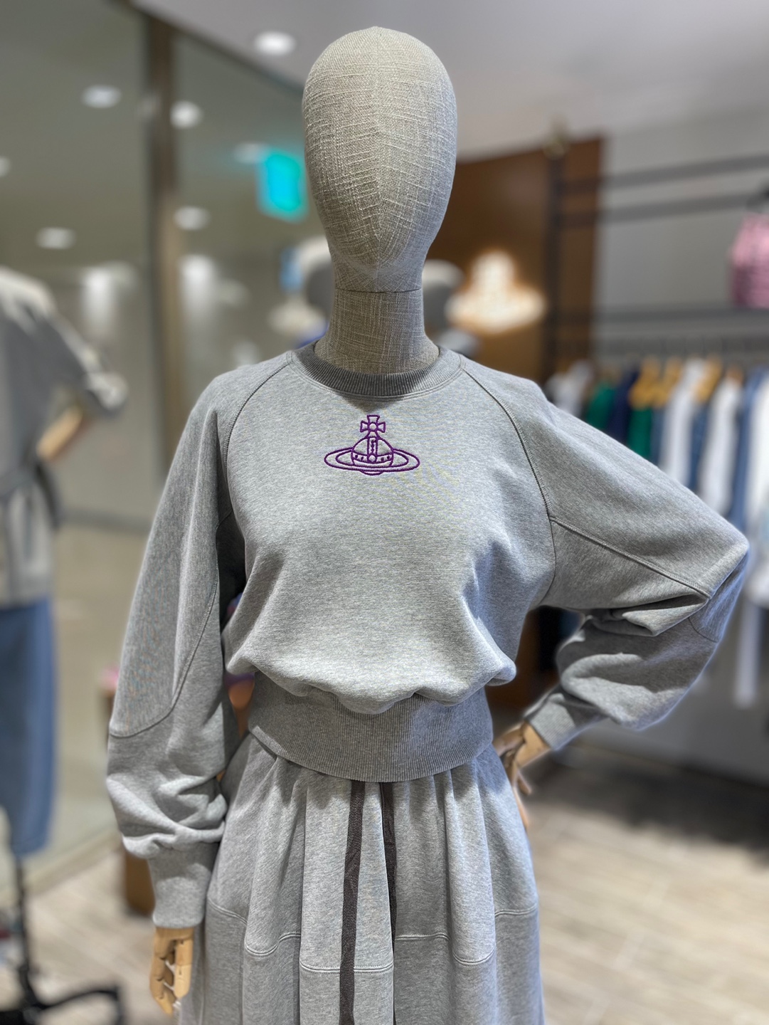 비비안웨스트우드 앵글로매니아 중앙 ORB자수 포인트 맨투맨 멜란지그레이(VMTUTS5390)