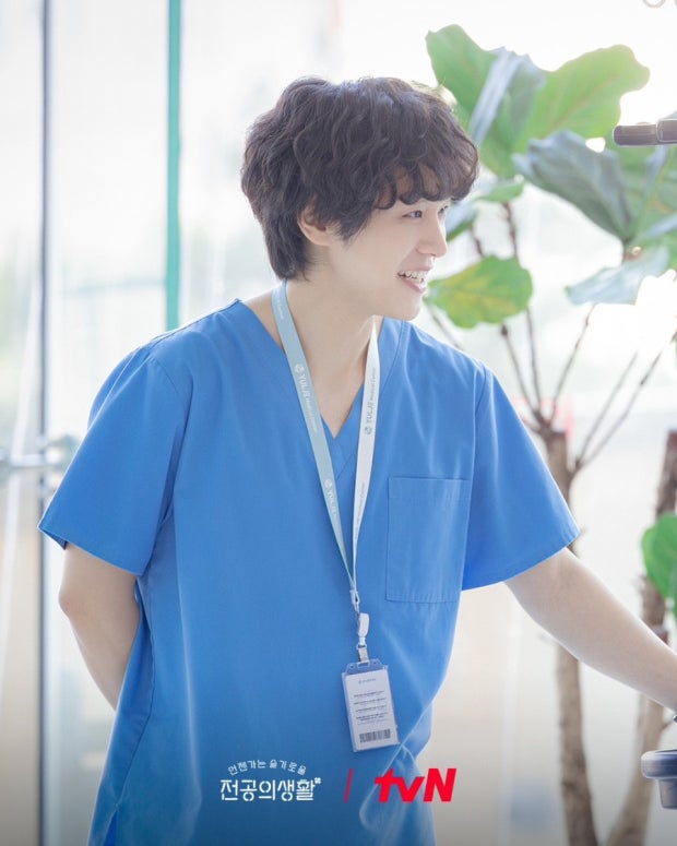 언젠가는 슬기로운 전공의생활 &ndash; 조금 모자라지만 열정만은 100% '엄재일'