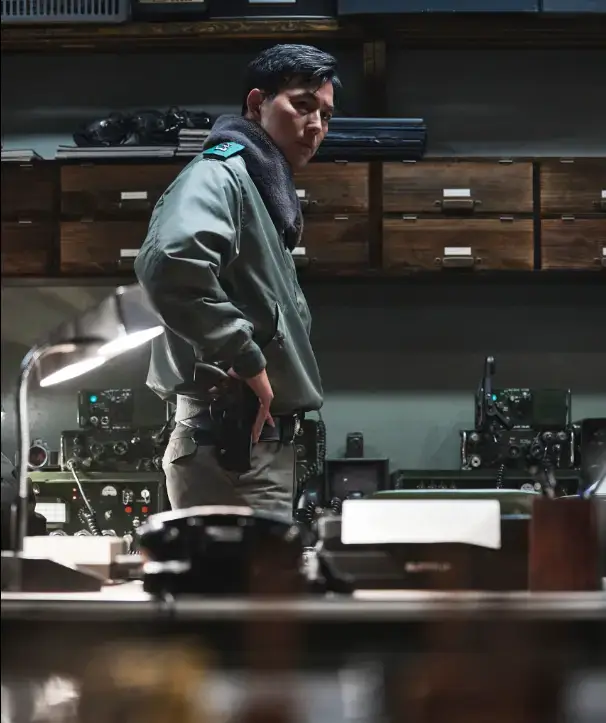 허리춤에 두손을 얹고 옆을 바라보며 생각에 잠긴 이태신