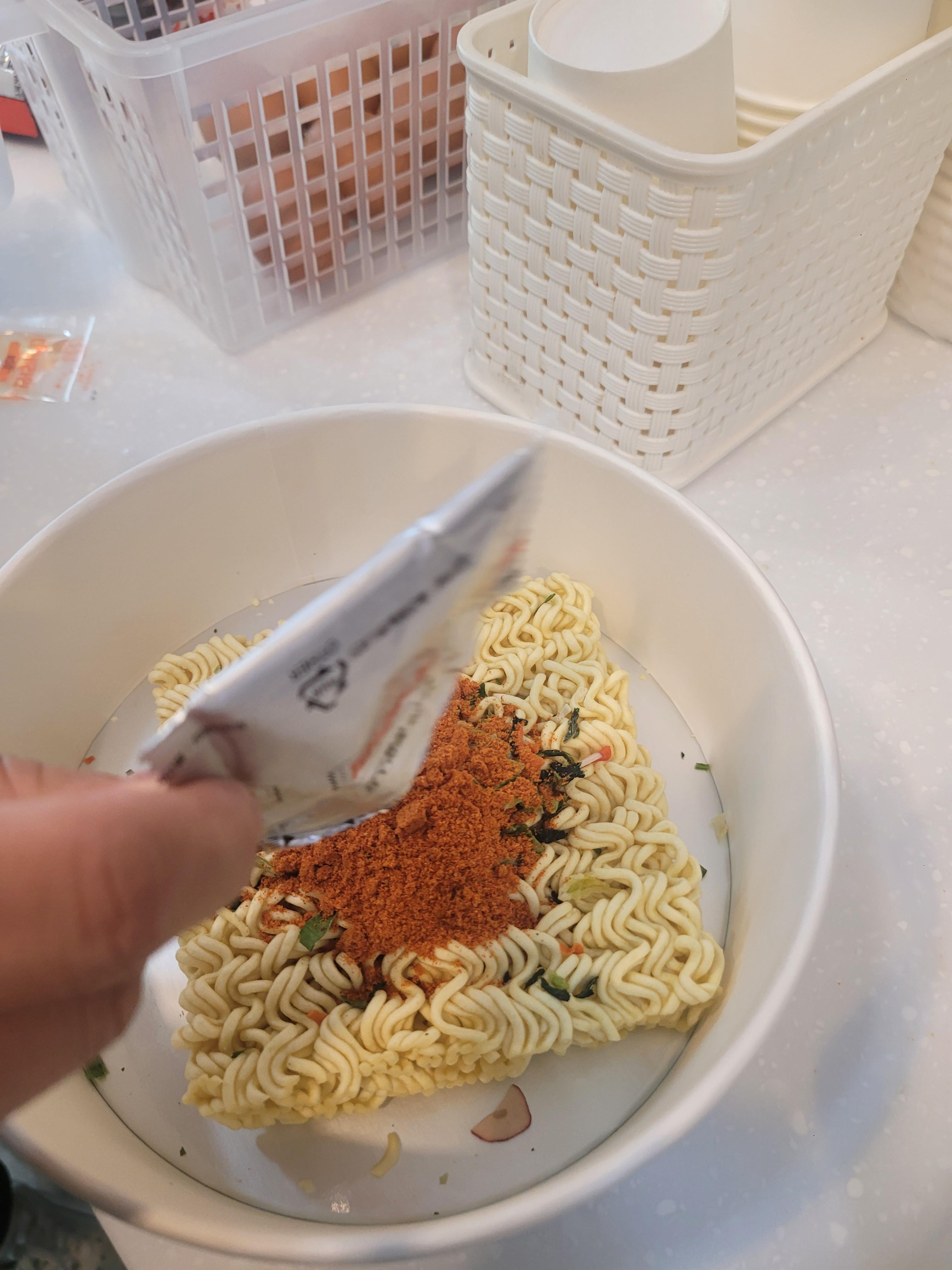 24시간무인라면-라땡-라면스프넣기