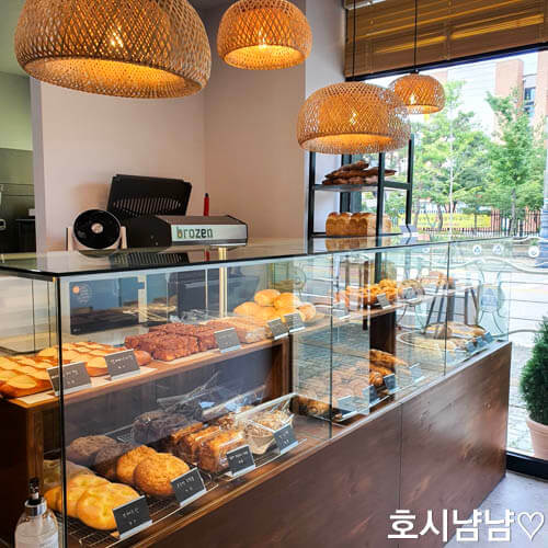 하남 나룰빵집 빵 쇼케이스와 고급스러운 내부 인테리어