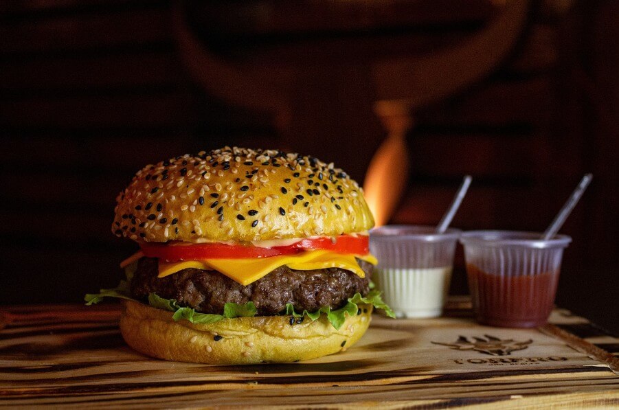 콜라와 햄버거와 소스의 모습