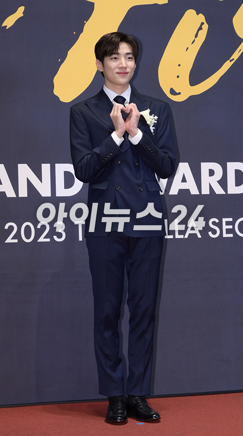DKZ 재찬이 17일 오전 서울 중구 장충동 신라호텔 다이너스티홀에서 열린 &#39;2023 대한민국 퍼스트브랜드 대상&#39; 포토월 행사에 라이브스트리밍쇼DJ 수상자로 참석하고 있다. [사진=정소희 기자]