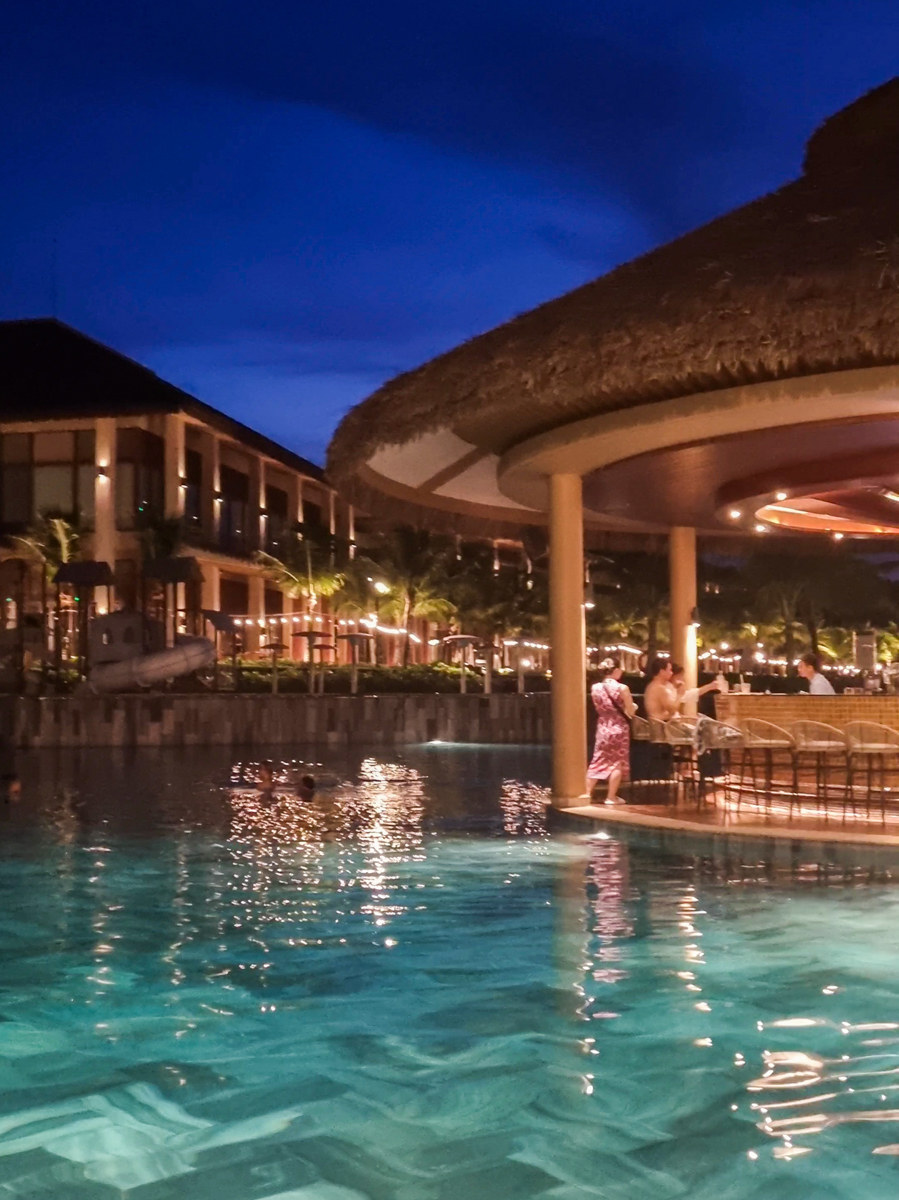 루아 그릴 앤 바 옆 수영장