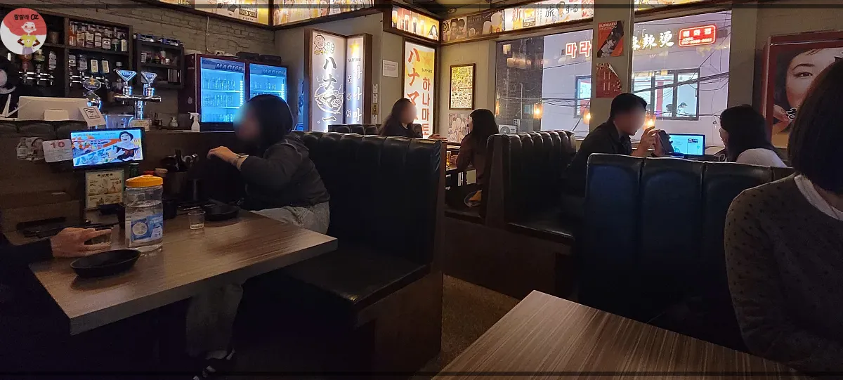 서울-대학로-하나마토-2층 테이블에 앉아 대화를 나누는 사람들