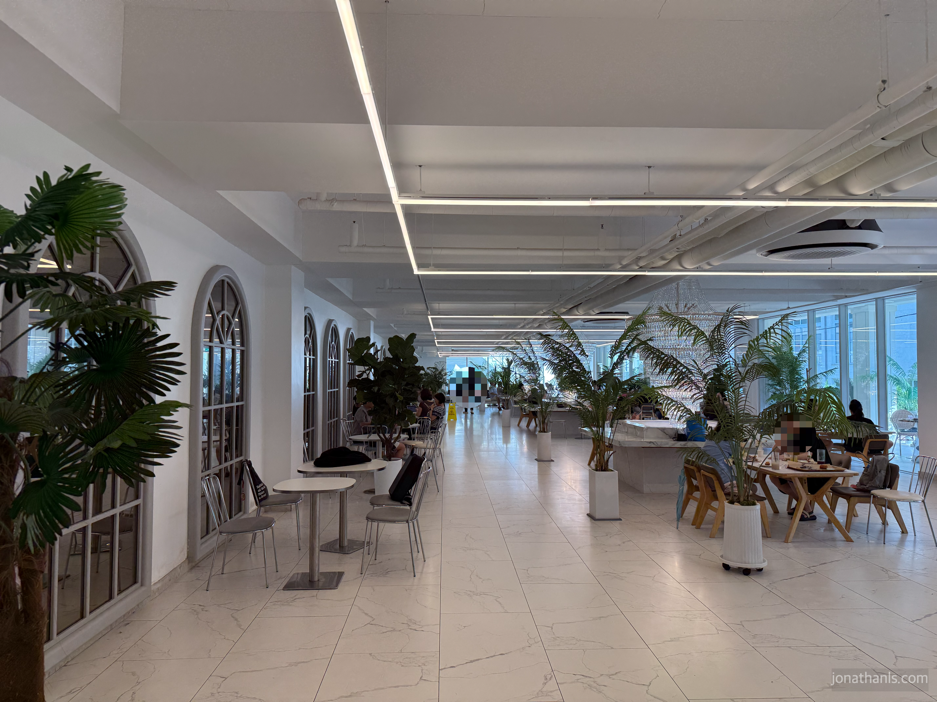 용인 신봉동 몬스마리 베이커리 카페 지하 1층 실내 공간