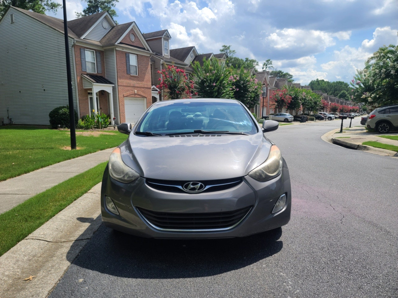 2013년식 Elantra 차량의 사진이다.