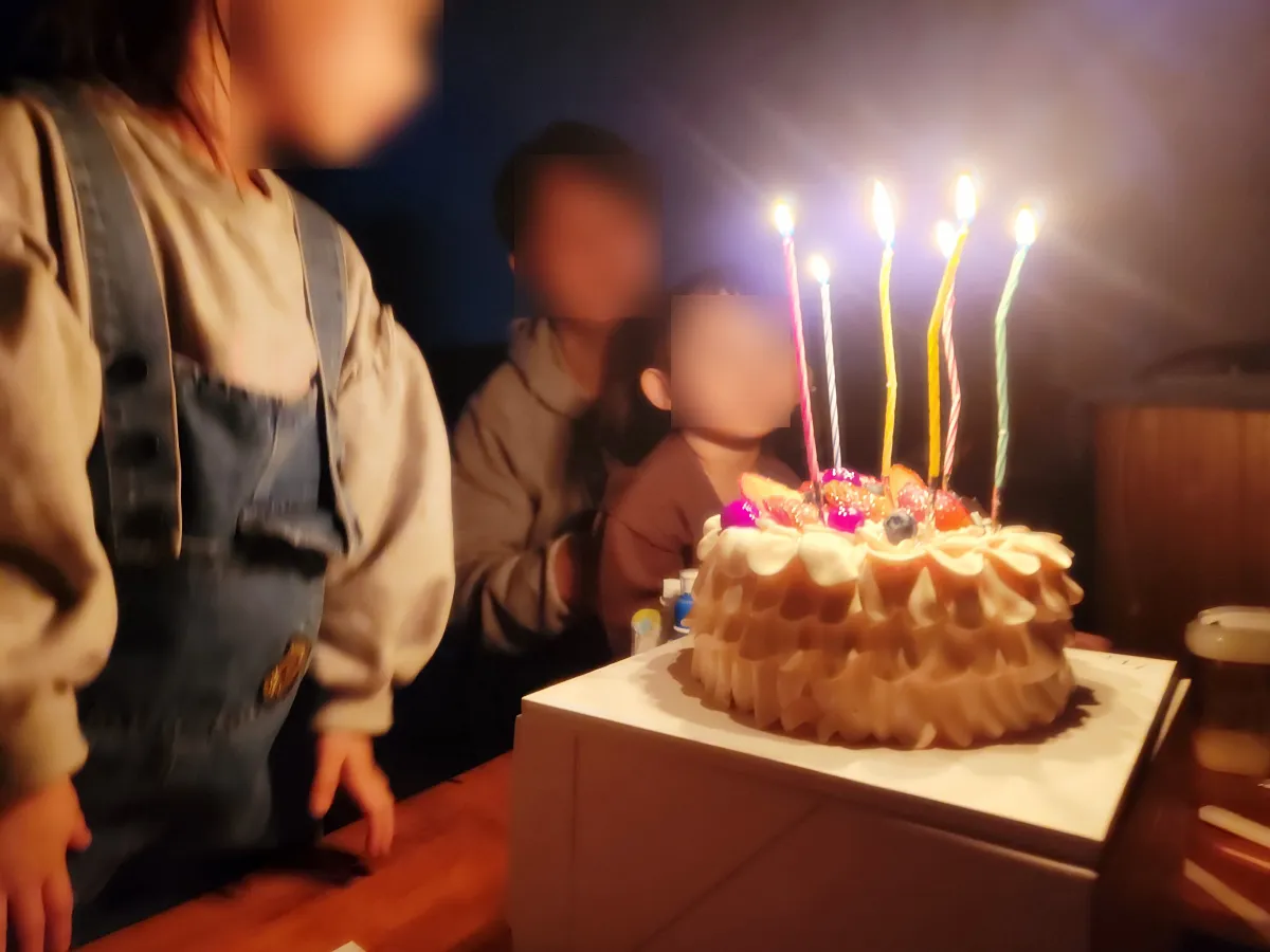 생일파티-촛불-부는-아이들