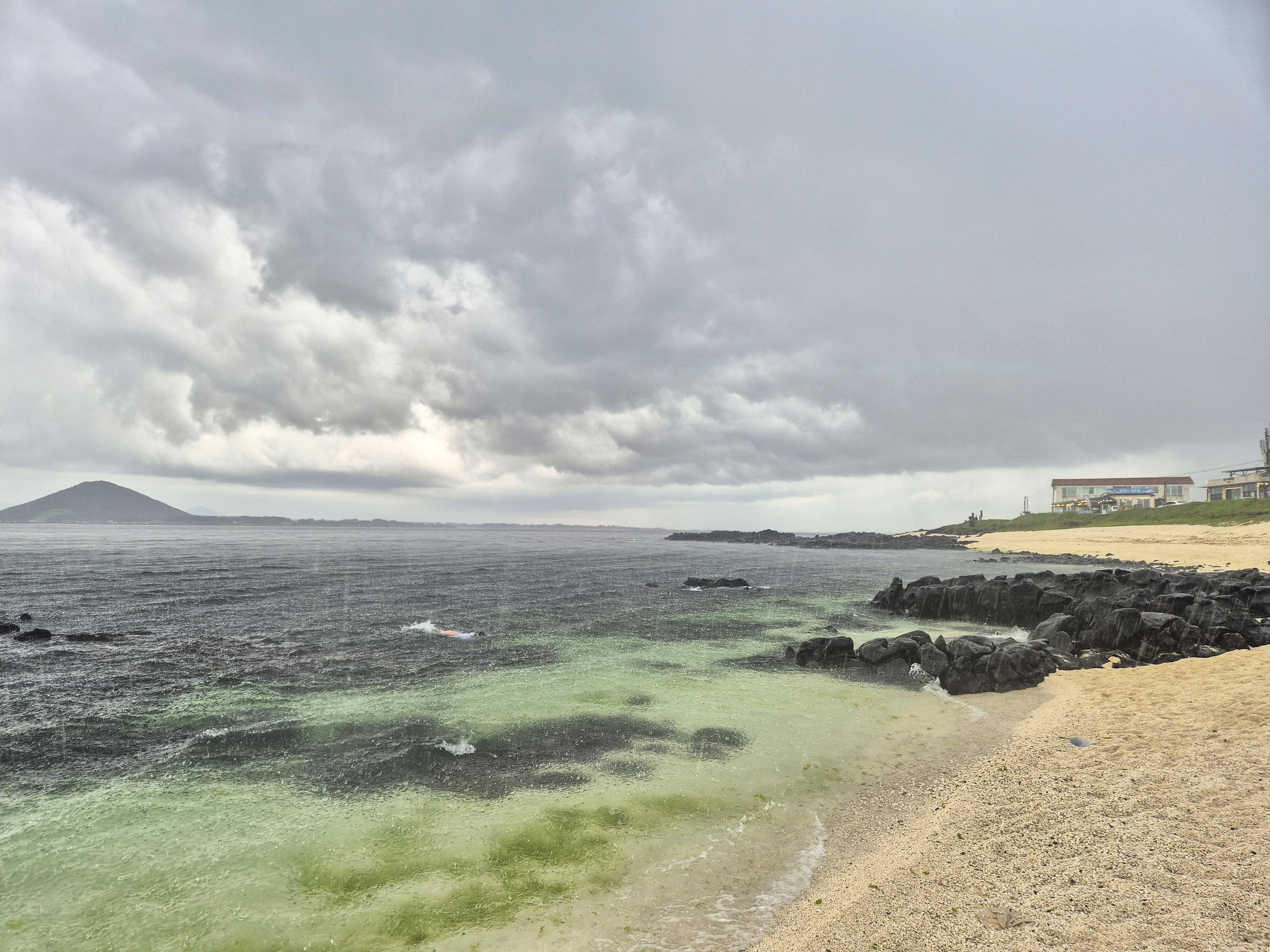 비가 쏟아지는 우도 산호해수욕장