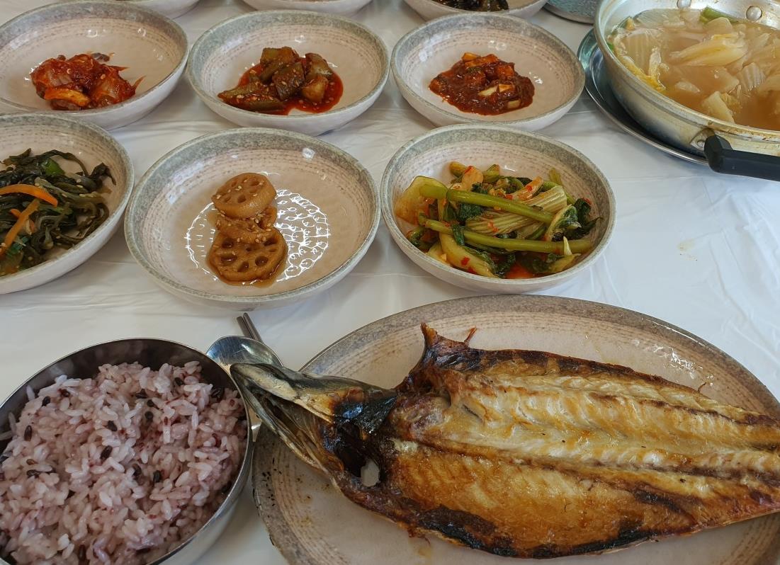 한상 푸짐하게 나온 오늘N 할매식당 고등어구이백반