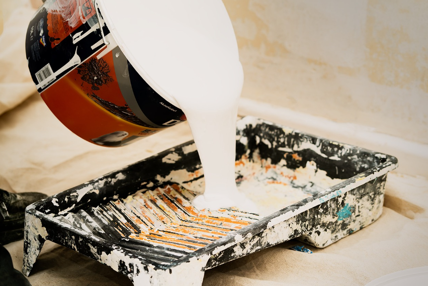 방수 페인트 : 페인트를 붓고 있다