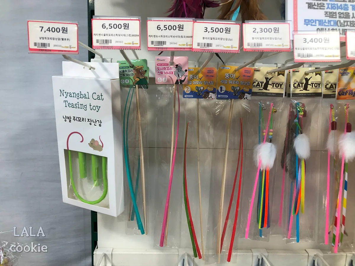 고양이-장난감-쥐꼬리-후기-진열된-제품들
