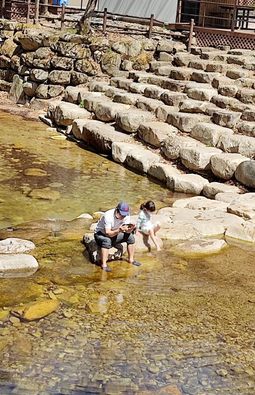 아빠와 놀고 있는 쿠앙이