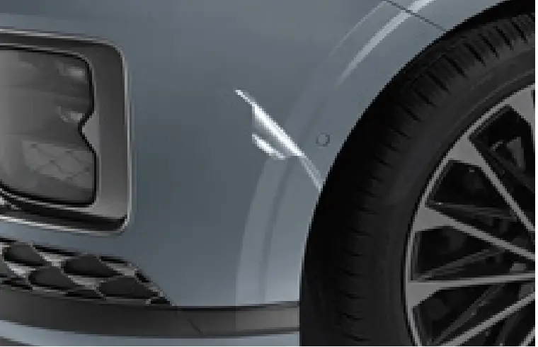 흰색 자동차 앞면 바퀴와 윗쪽 살짝 벗겨진 필름