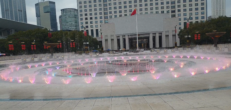 조명으로 인해 핑크색으로 변한 분수