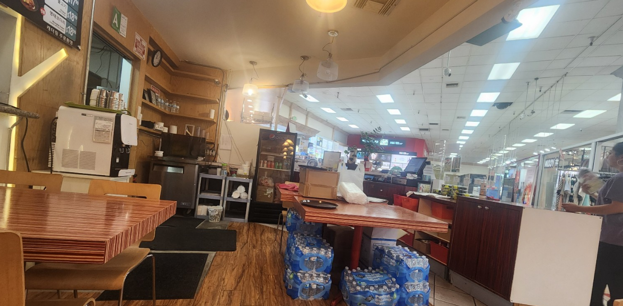 가주 김밥 캐셔와 테이블 이미지