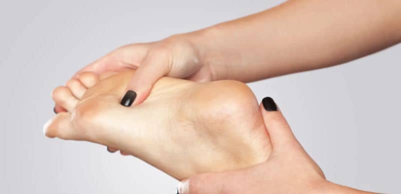 신의 발 구조에 맞춘 인솔(깔창)과 기능성 워킹화를 함께 사용하는 것이 중요