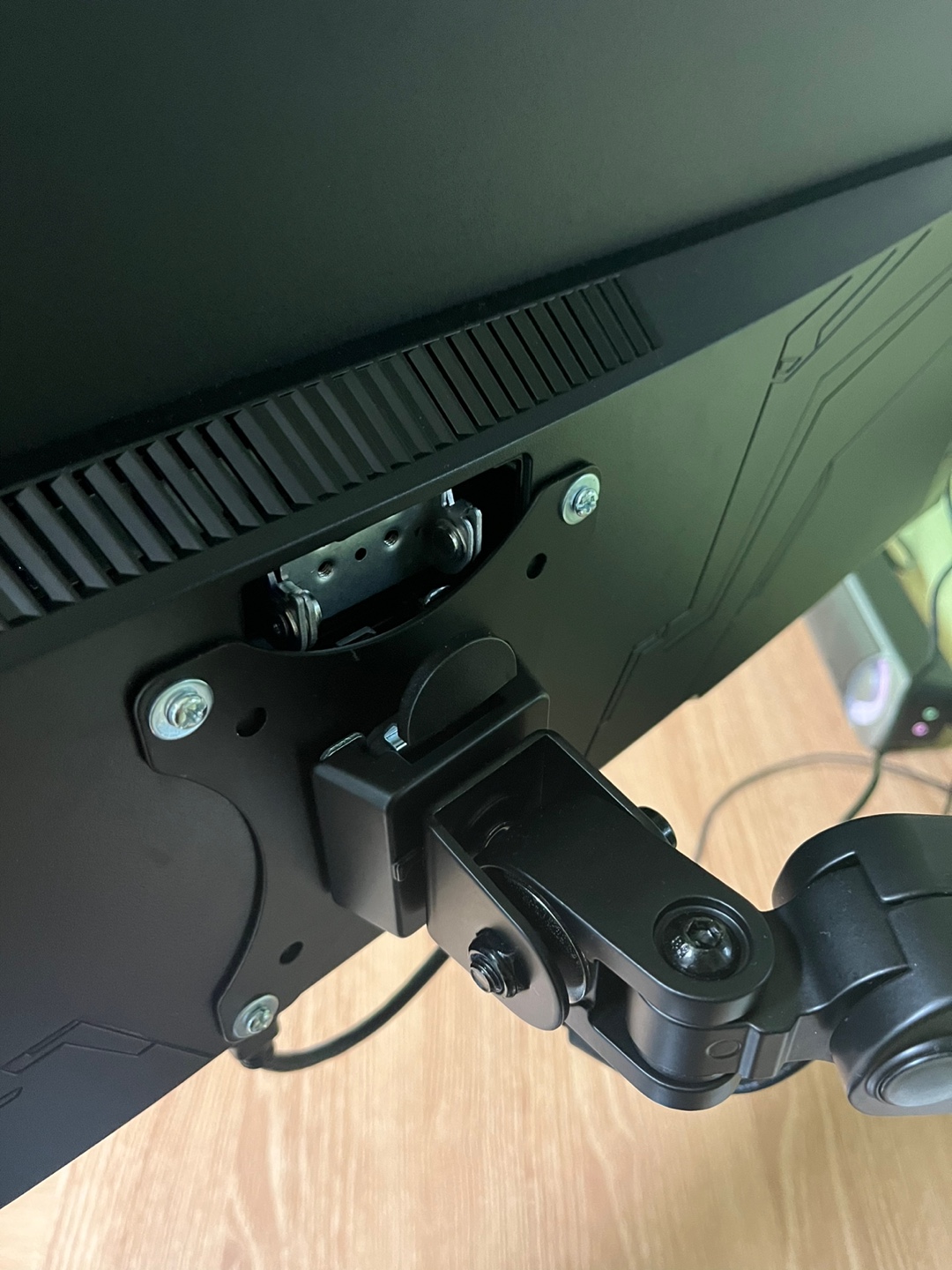 루나랩 듀얼 모니터 암 VESA 홀 부분