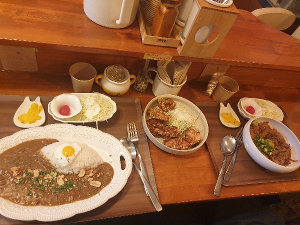 왼쪽부터 카레, 가라아게, 규동이 놓여있다.