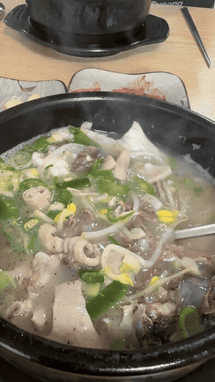 순대국을 저으며 푸짐한 고기와 순대를 보여주는 모습