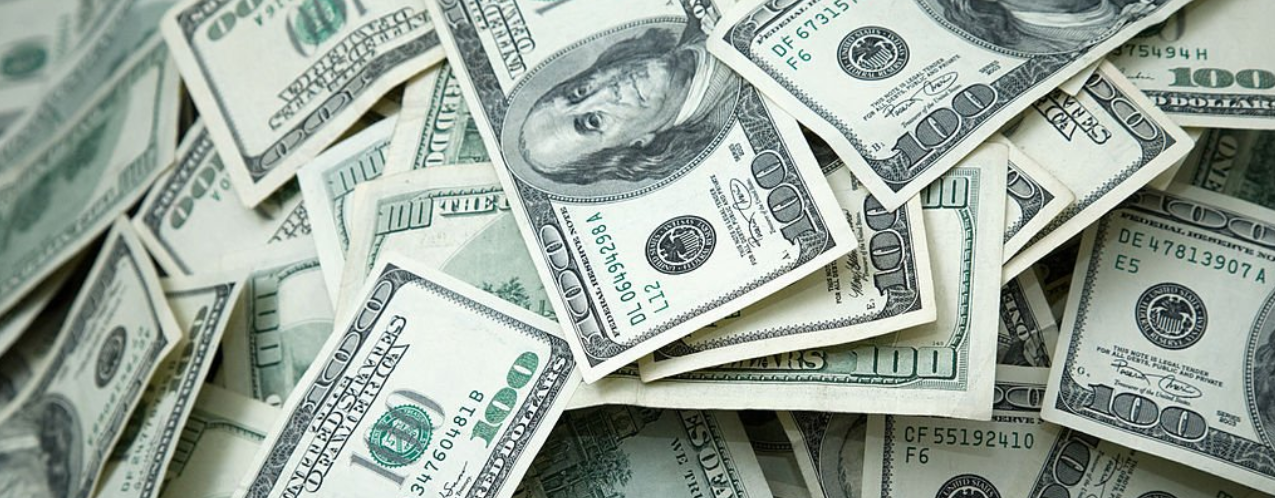 세계통상 기저화폐인 달러가 수북히 쌓인 사진입니다