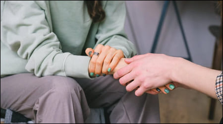 위로해 주는 손