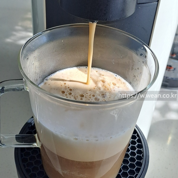 캡슐커피가 추출되고 있습니다.