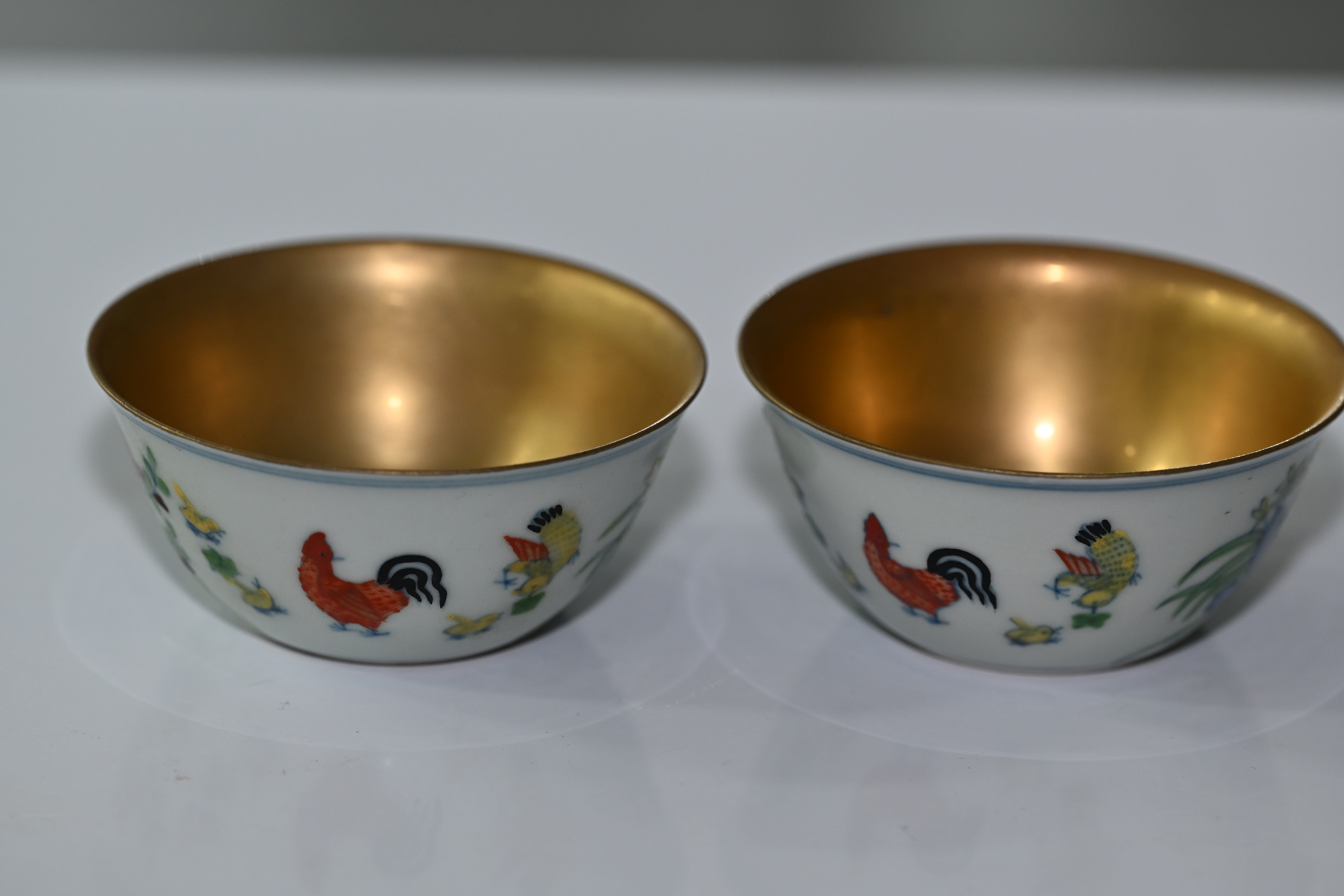 * **名称 Description:** 明代成化年鸡缸杯 (명대 성화년 계항배) * **年代 Period:** 明 代 (명대) * **质地 Quality:** 陶 瓷 (도자) * **尺寸 Size:** 高: 3.8cm 口径: 8cm * **质量 Weight:** 一对 (한 쌍)