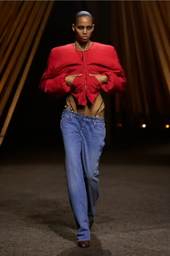 극단적으로 낮아진 로우라이즈(Low-Rise) 허리선