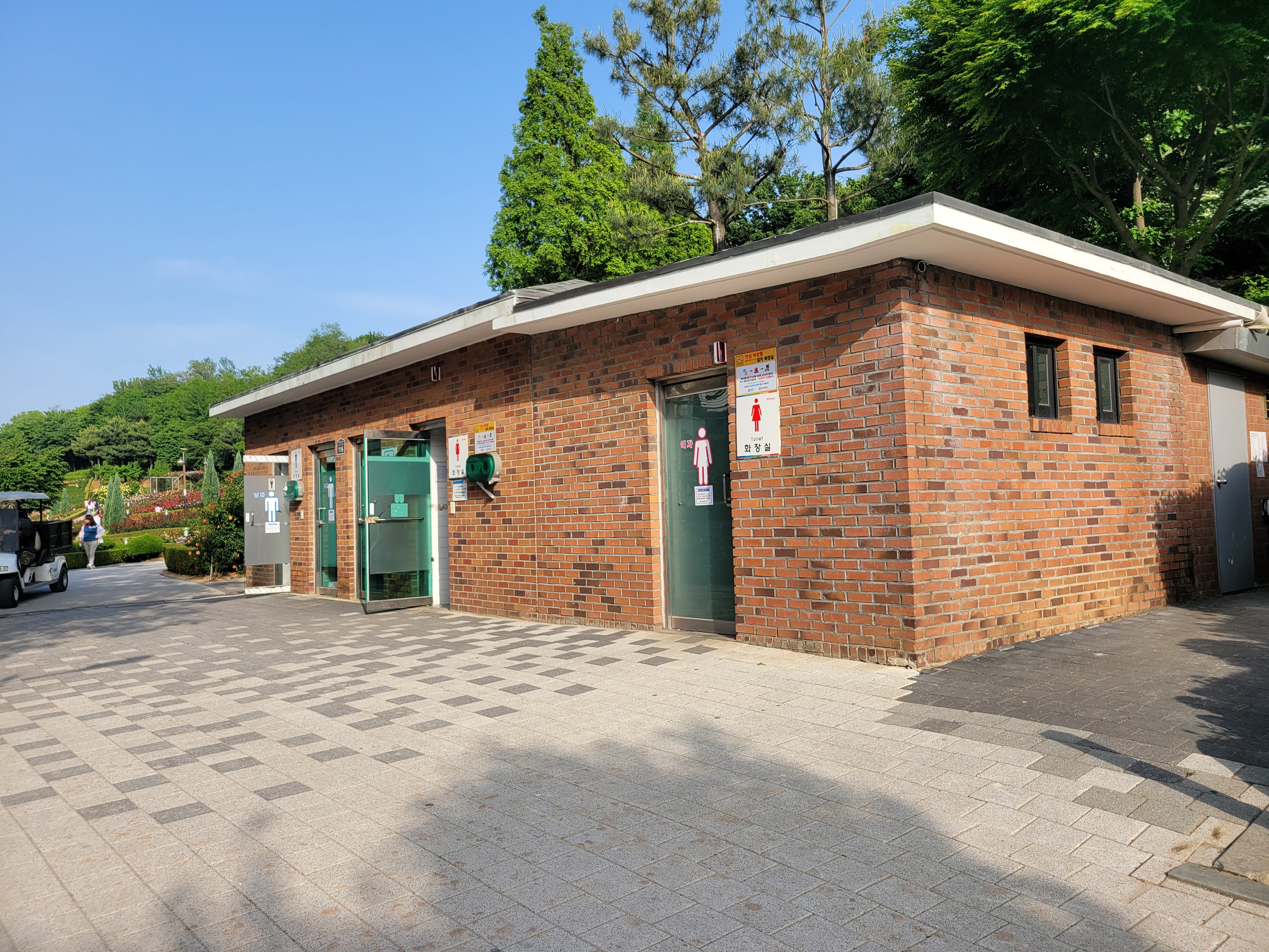 입구에 화장실이 있습니다.