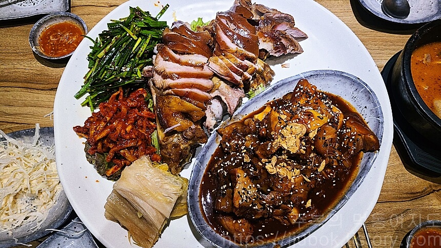 족이맛있는-사또족발-반반족발