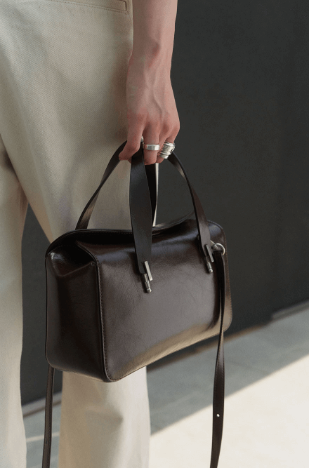 LOEUVRE 루에브르 - Sac de Rue Small 모델 손과 가방컷