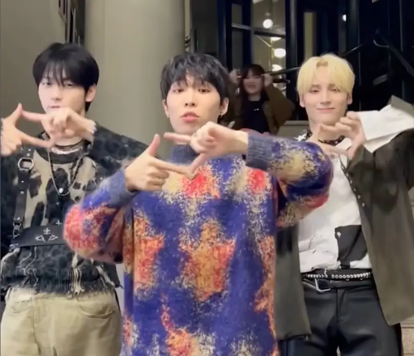 악뮤-백댄서 두명 앞 파란옷을 입고 춤추는 찬혁