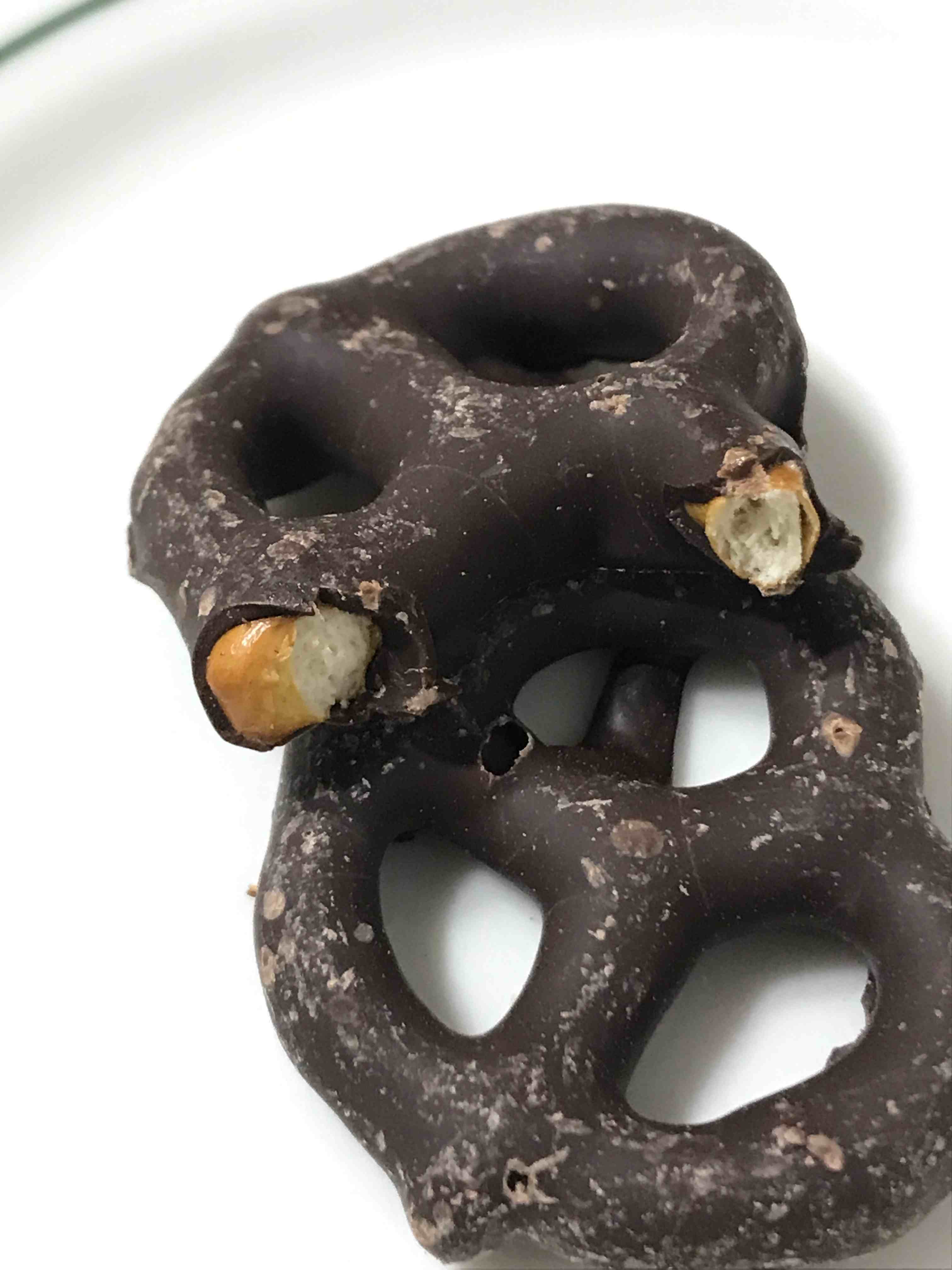 다크초코 프레첼 단면