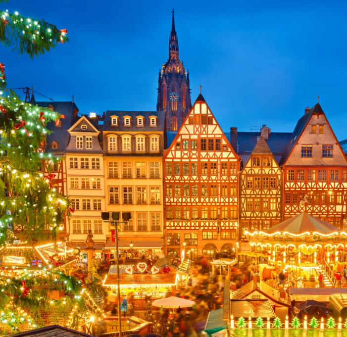 전통 독일·오스트리아 마켓의 나무 오두막과 조명