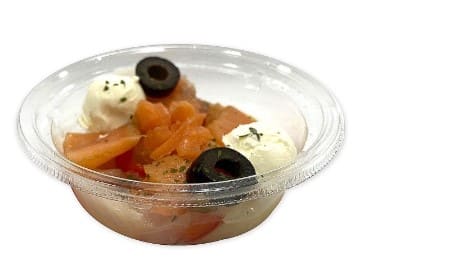 플라스틱 용기안에 흰 색 치즈와 연어가 들어가 있다.