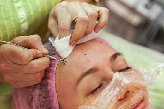 피부과에서 받을 수 있는 여드름 치료 방법 (압출, 레이저, 약물 등)