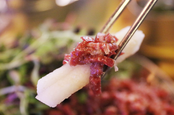 소고기 육회 배랑 같이 먹는 사진