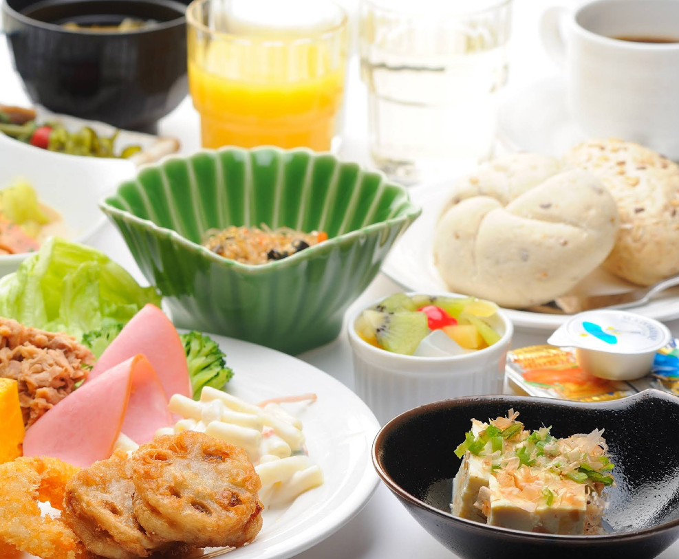 일본의 루트인 호텔의 조식 모습